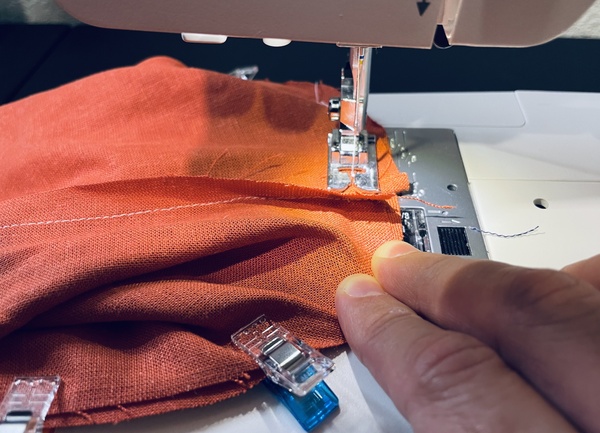 Do the same with the lining and sew the bottom to the side.