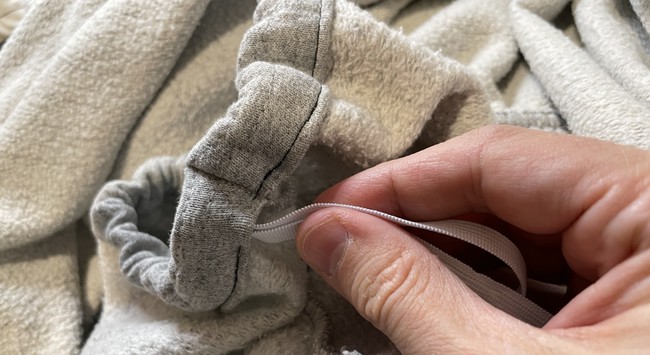 Pull the elastic and cinch up the hole